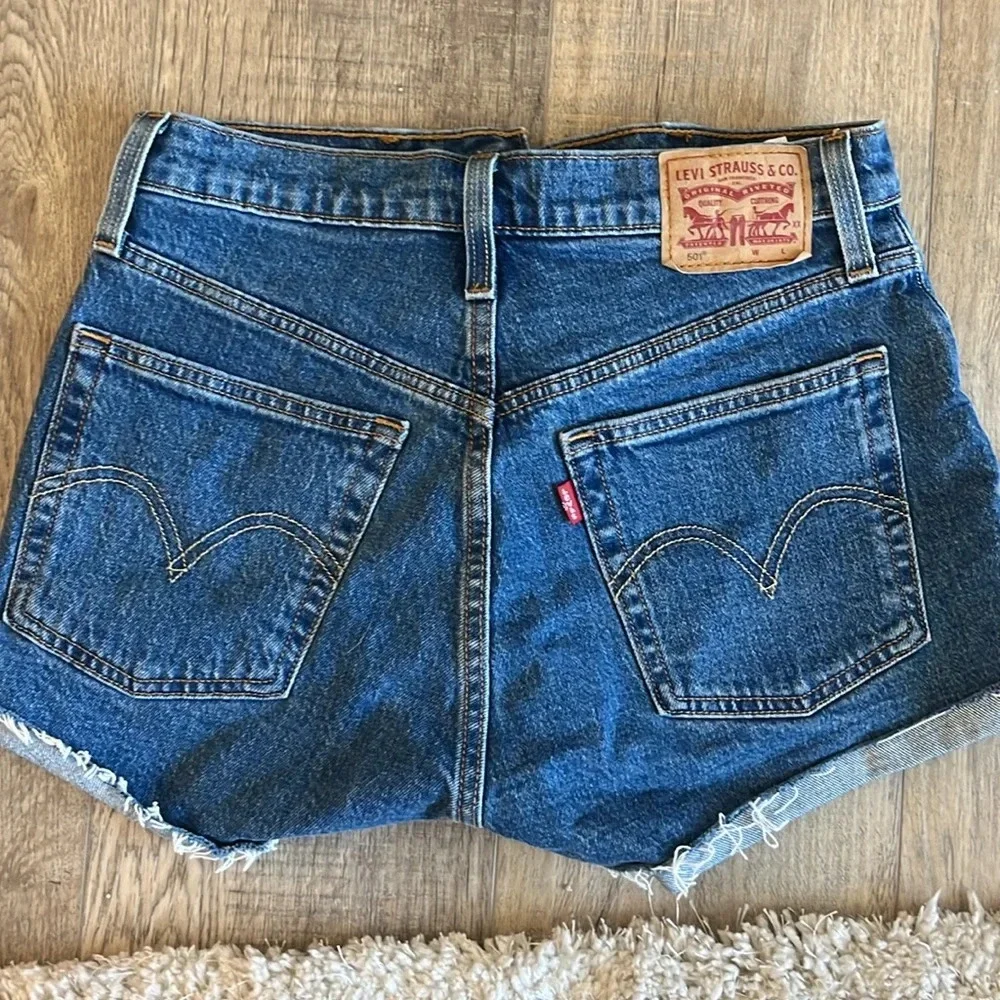 Levi’s 501 dark blue cut off shorts - Picture 4 of 4